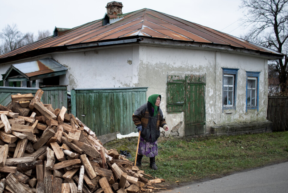 Russlands angrep mot Ukrainas energiforsyning har gjort at det nasjonale operatørselskapet Ukrenergo har innført restriksjoner på bruk av strøm. Nå står den kalde tida for døra, og Juliana (73) er blant dem som har mottatt ved for vinteren av hjelpeorganisasjonen Caritas. Russland har i lang tid angrepet strøm-infrastruktur i Ukraina. Nå står vinteren for døren. Juliana (73) i regionen Tsjernihiv i Ukraina har mottatt et lass ved av hjelpeorganisasjonen Caritas.
