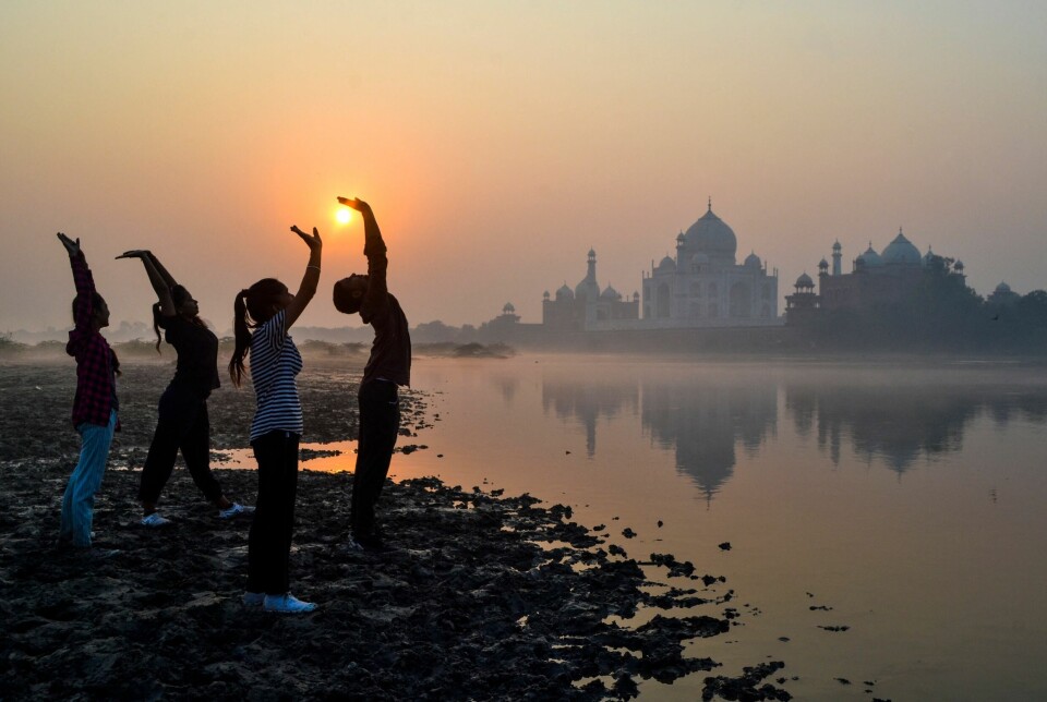 Fire barn tøyer ved bredden av Yamuna-elven nær Taj Mahal i India, der langt flere barn nå har fått en juridisk identitet.