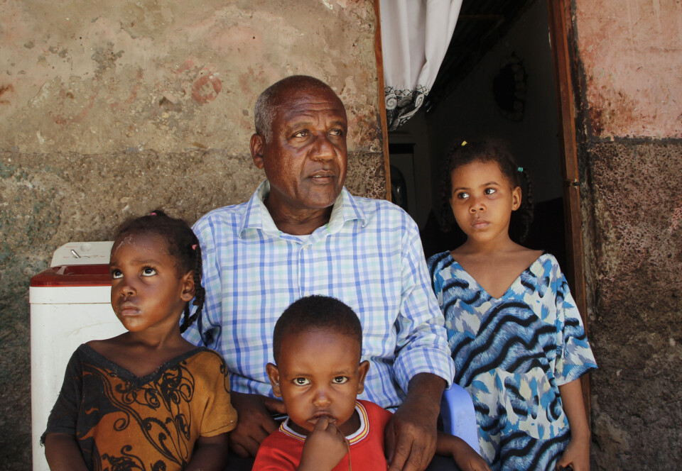 Den somaliske seksbarnsfaren Abdalla Sabdow og noen av barna venter på en pengeoverføring fra en fetter i USA i Mogadishu, Somalia, i april 2020.