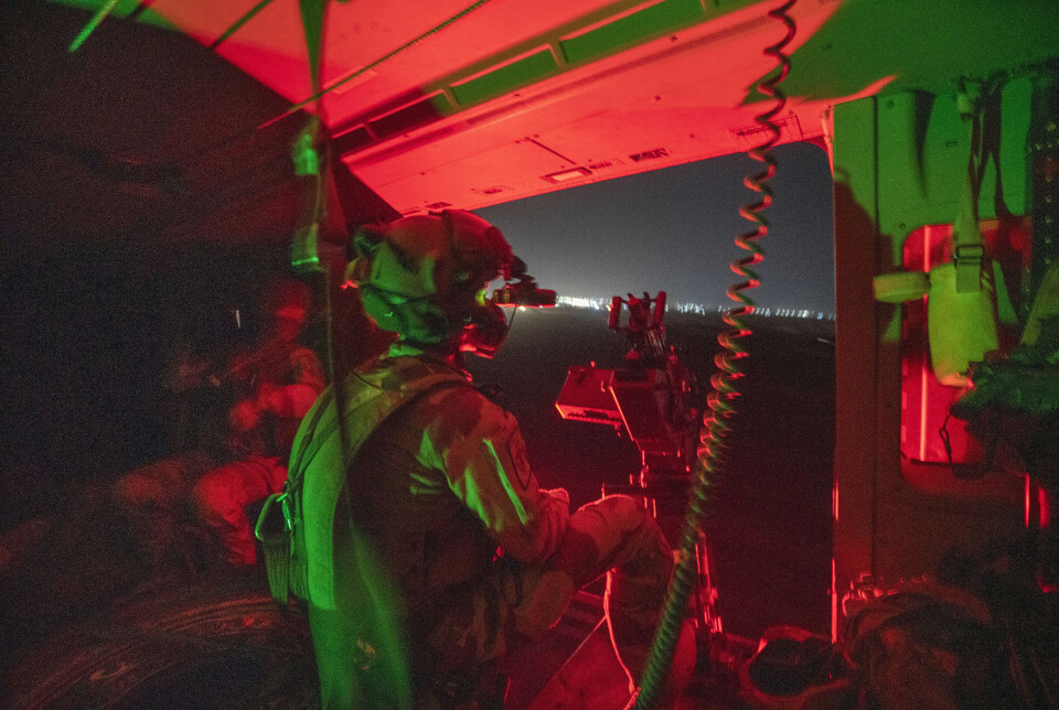 En fransk soldat bemanner maskingeværet om bord i et helikopter over Gao i Mali i juni 2021. Nå er det slutt på Frankrikes militære nærvær i landet.