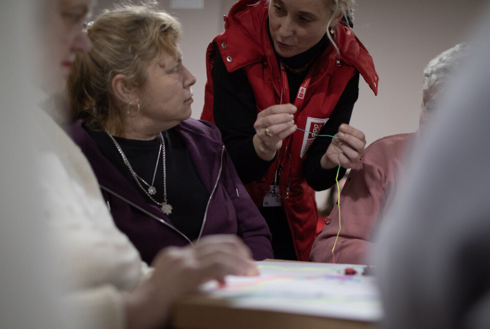 Gjennom det Kirkens Nødhjelp-utviklede programmet «Line of life» deltar Yuliana Volkova (47) i sosiale aktiviteter som skal bidra til gode og trygge samtaler internflyktningene imellom. Den ukrainske hjelpearbeideren Alla Koroliava bistår henne.