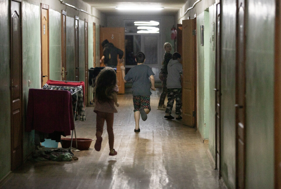 Det tidligere studentinternatet er omgjort til hybler for internflyktninger fra krigsherjede småbyer og tettsteder ved fronten i øst. Men stadige flyalarmer gjør at barna holder seg mest innendørs.