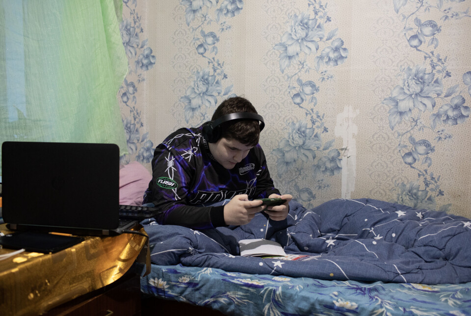 De dagene i uka moren jobber i en dagligvarebutikk, sitter Viktor (14) mest alene på hybelen med online-skole og dataspill. 14-åringen får all skolegang via pc-en, og savner vennene sine og å kunne gå på en ordentlig skole.