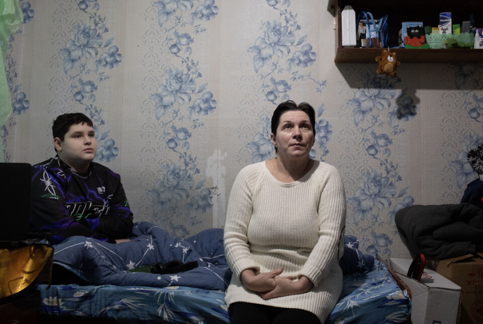 Viktor og moren Liudmyla ble evakuert fra hjembyen Kupyansk i september 2022. Hun har vært tilbake der en gang siden. – De fleste er borte. Jeg har bare en venn igjen i byen, sier hun.