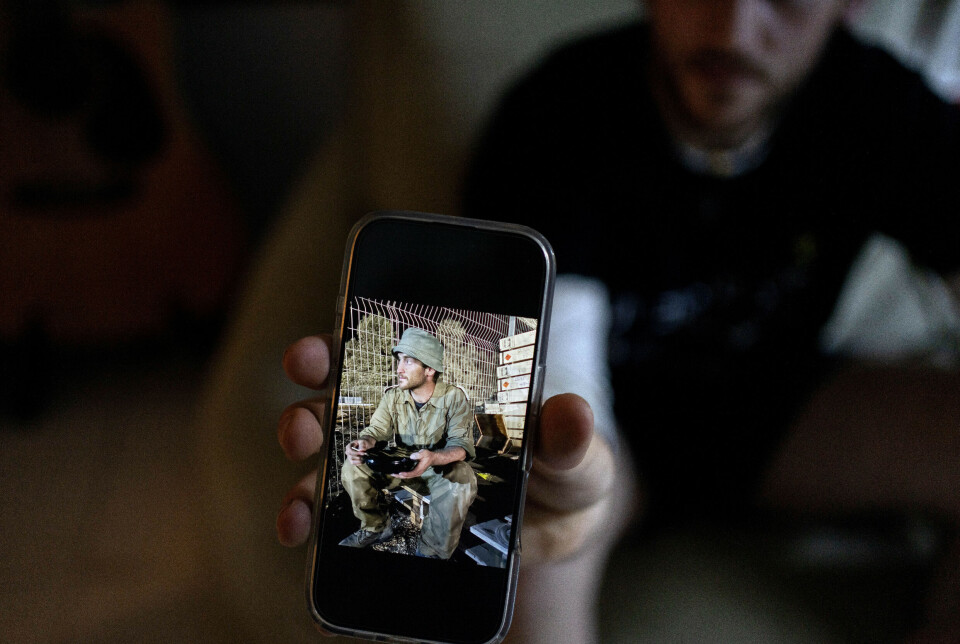 Yotam Vilk, som tjenestegjorde for Israel på Gazastripen, viser et bilde av seg selv på grensen mellom Israel og Gaza. Ha nekter nå å fortsette.