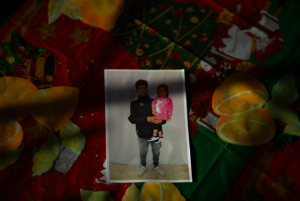Cristian tok den farlige migrantruten til USA, og prøver å sende penger hjem til familien. Her med sin datter, som fortsatt bor i Ecuador.