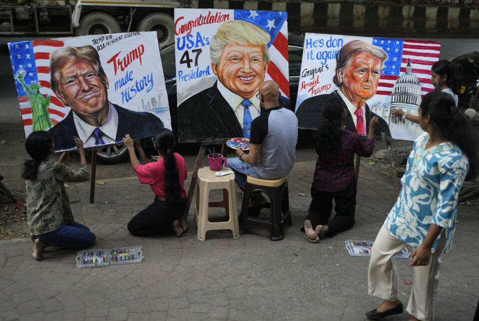 Studentar ved ein kunstskule i Mumbai, India, måla bilete av Donald Trump i november 2024.