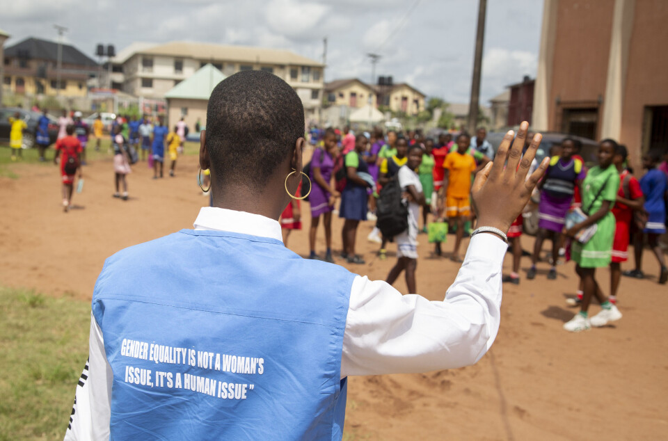 Uchechi Deborah Uchenna fra organisasjonen ISWSC besøker en jenteskole i Imo i Nigeria. Med USAID-støtte jobber organisasjonen mot blant annet kjønnslemlestelse og kjønnsbasert vold. Nå frykter mange at Trump vil kutte støtten til slikt arbeid.