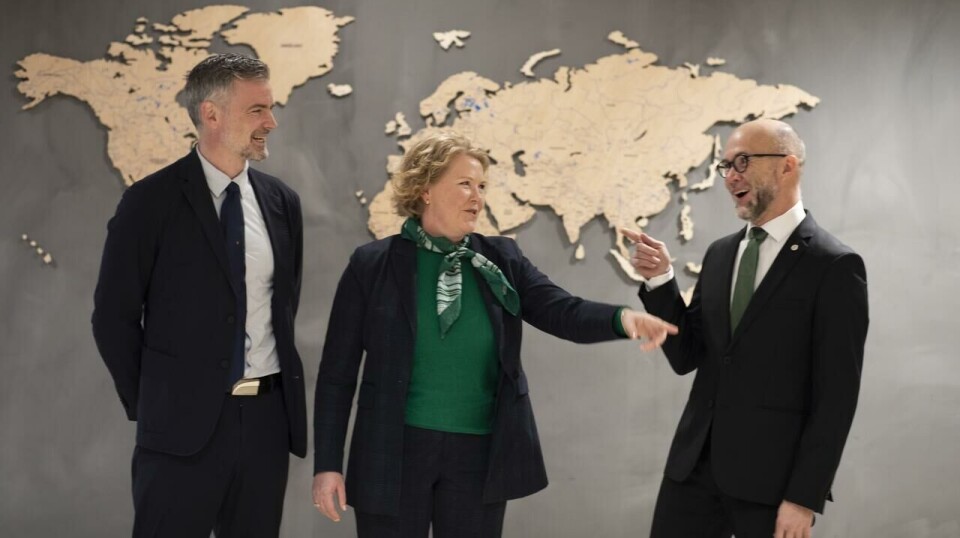 God stemning under åpningen av den nye evalueringsenheten for norsk bistand i Førde. Fra venstre: Henrik Nordal, ny direktør for evalueringsavdelingen, utviklingsminister Anne Beathe Tvinnereim og Norec-direktør Jan Baarøy.