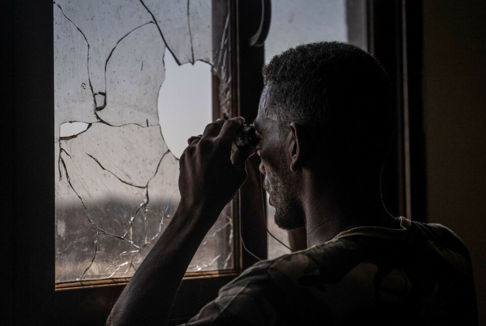 En soldat i den sudanske hæren (SAF) ser utover hovedstaden Khartoum i november 2024, midt i den pågående krigen mellom SAF og den paramilitære gruppen RSF.