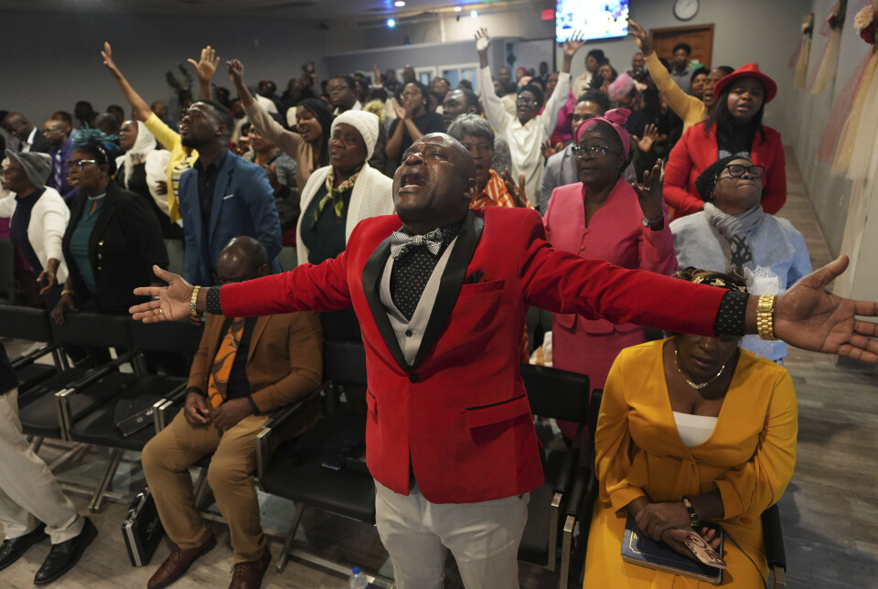 Jean-Michel Gisnel gråter mens han ber i First Haitian Evangelical Church of Springfield, i Ohio. Haitiere i USA frykter massedeportasjon.