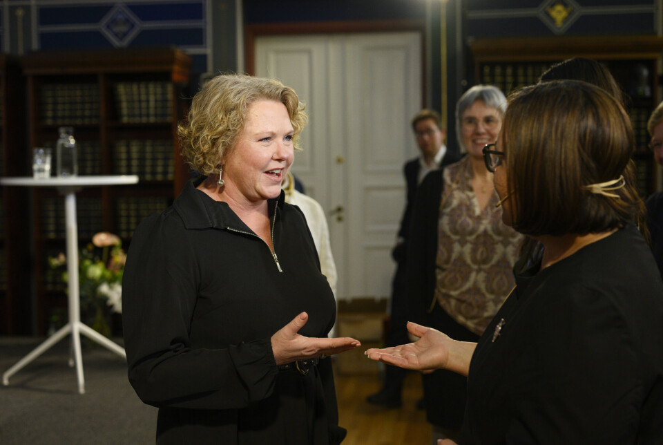 Avtroppende utviklingsminister Anne Beathe Tvinnereim (Sp) i diskusjon med Sør-Afrikas ambassadør Delores Kotzé under seminaret i Oslo.