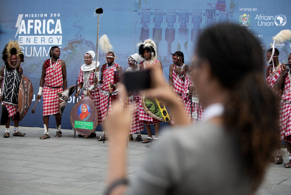 Tradisjonelle klær og dyre vesker. Slips og fjærpryd. Sikkerhetsvakter med solbriller og utviklingseksperter med Macbook Pro. Da mer enn 1000 mennesker var samlet til Africa Energy Summit i Dar es Salaam denne uken, ble de ønsket velkommen med sang og dans av ulike folkegrupper.
