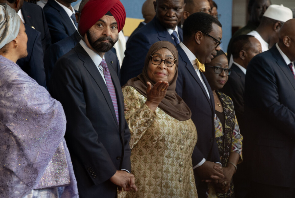 Tanzanias president var i storform da det skulle tas et såkalt «familieportrett» av nøkkeldeltagere under Africa Energy Summit. Hun dirigerte presidentkolleger, flørtet med publikum og sendte avgårde et smellkyss. Til venstre (i lilla) står FNs visegeneralsekretær Amina Mohammed, så direktør i verdensbanken Ajay Banga. Til høyre for Samia Suluhu Hassan står direktør i Den afrikanske utviklingsbanken, Akinwumi Adesina.