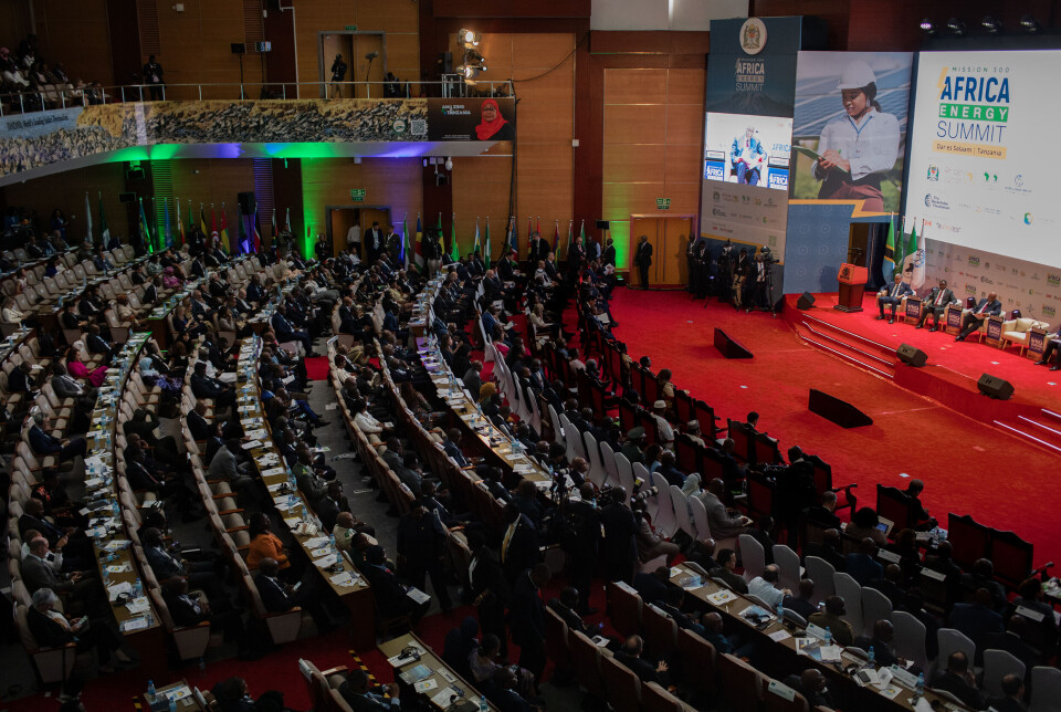 Ute er det 33 varmegrader, her inne er det svalt. Men det var ikke strøm til aircondition afrikanske statsledere og eksperter på utvikling, representanter for sivilsamfunnet og energibransjen var kommet for. De mer enn 1000 deltagerne på Africa Energy Summit i Dar es Salaam var samlet for å kickstarte en ambisiøs satsing som skal bidra til å elektrifisere noen av de minst utviklede delene av det afrikanske kontinentet.