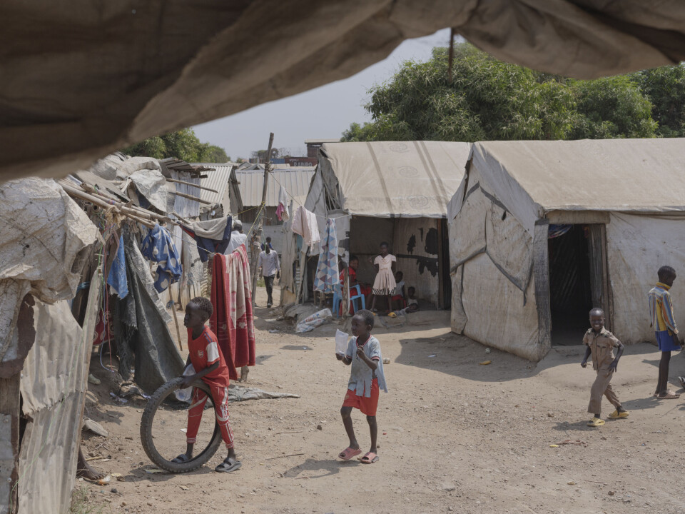 Barna i flyktninglerien leker med det de finner.