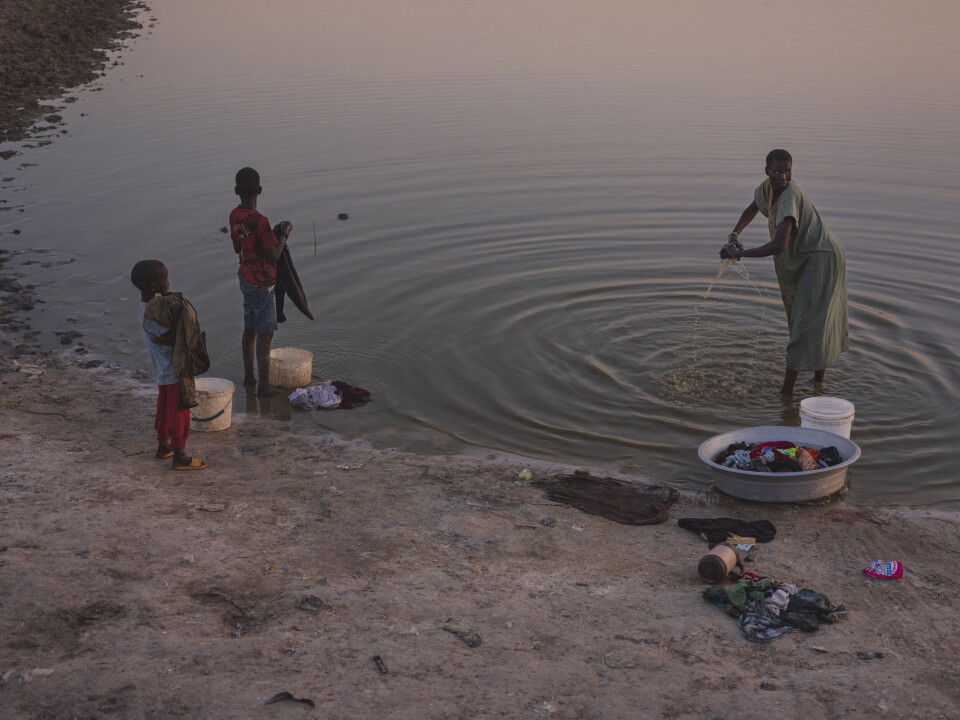 Mange av kvinnene går til en liten dam i nærheten for å vaske klær. Ved vaskestasjonene i leiren er det ofte kø.