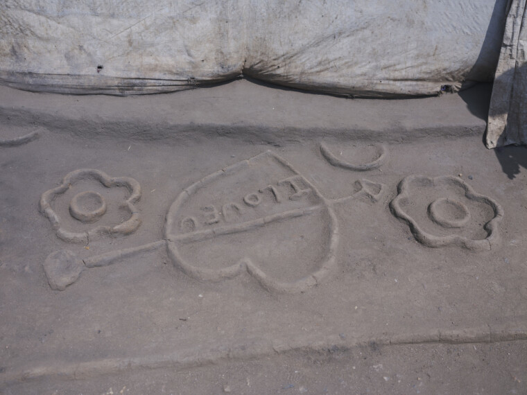'Jeg elsker deg' har noen skrevet på bakken utenfor et av teltene i flyktningleiren i Juba.