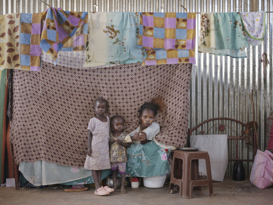 Ross flyktet alene med to barn. Bak forhenget sover tredjemann som er fem dager gammel.