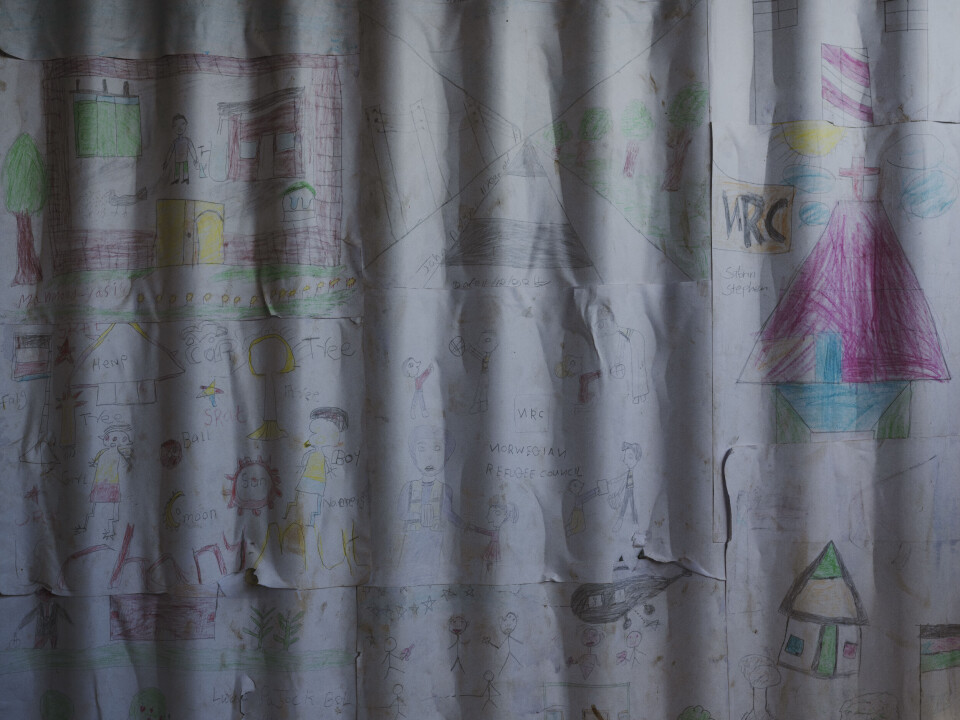 En av veggene i NRC sitt aktivitetssenter er tapetsert med barnetegninger.