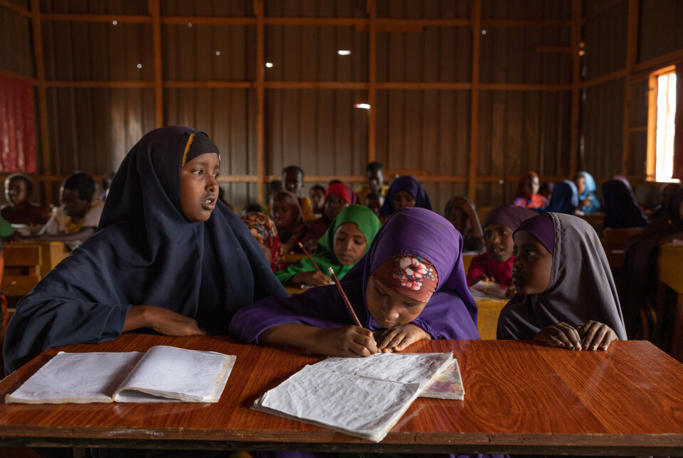 Save the Children International måtte si opp rundt 160 ansatte i fjor. Bildet viser jenter på en skole drevet av organisasjonen i flyktningleiren Baidoa i Somalia.