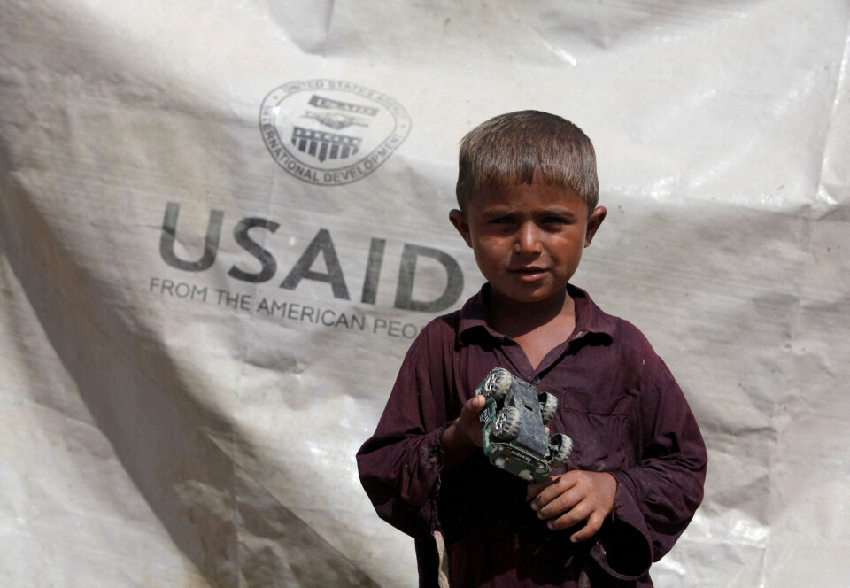 Internt fordrevne Sajad (7) holder en lekebil utenfor familieteltet donert av USAID i Pakistans Sindh-provins i 2010.