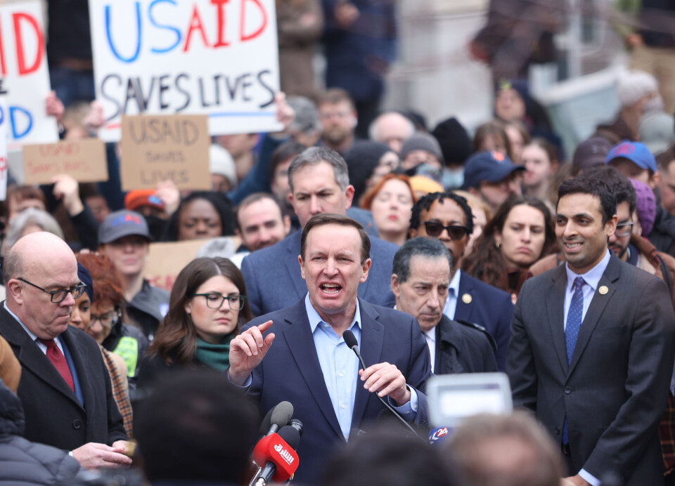 Senator Chris Murphy taler på en pressekonferanse utenfor hovedkvarteret til U.S. Agency for International Development (USAID) etter at USAID-ansatte via e-post ble instruert om å holde seg borte fra jobb. I helgen tok Elon Musk over bygningen og kunngjorde at president Trump hadde gått med på hans forslag om å legge ned byrået.