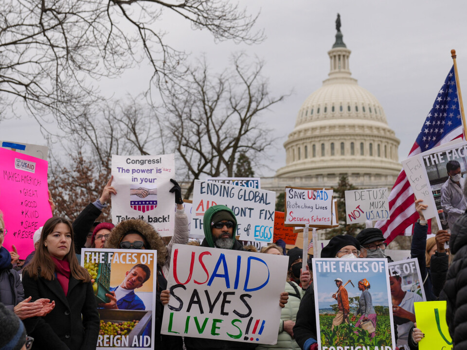 Tusenvis samlet seg utenfor den amerikanske Kongressen onsdag for å protestere mot nedleggelsen av USAID.