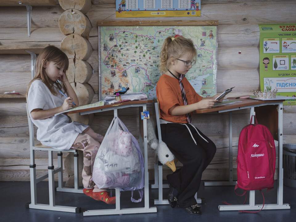 Førsteklassingene Anastasia og Milana får undervisning i faget «Oppdag verden».