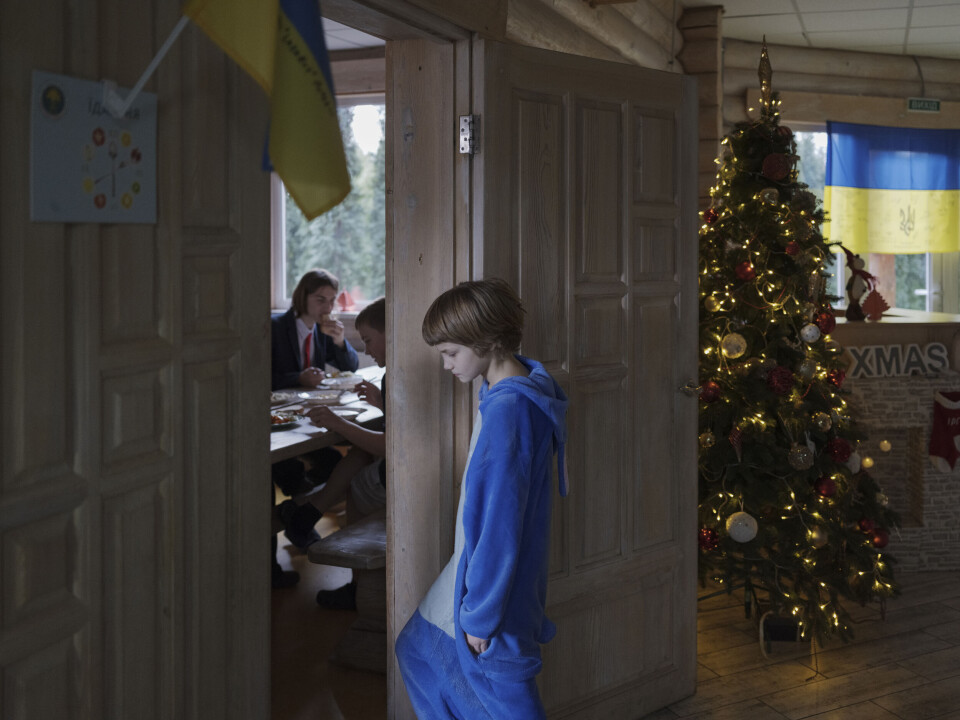 Lubomyr (9) venter på å gå inn i matsalen.