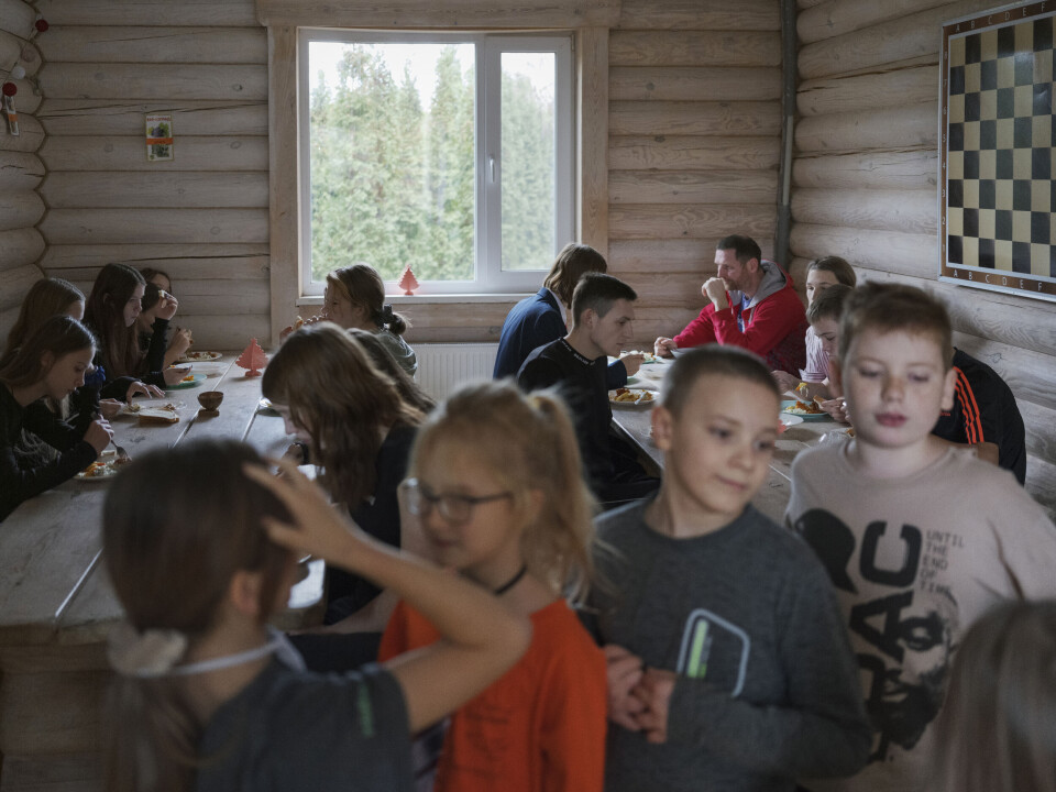 Barna får to varme måltider per dag – lunsj og middag.