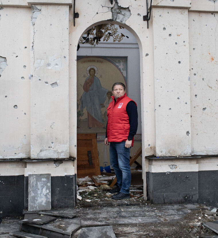 Kirkens Nødhjelp-veteranen Håvard Hovdhaugen leder nå Swiss Church Aids hjelpearbeid i Ukraina. Her ser han på skadene et russisk missil har forårsaket i et lite kapell, sentralt i Kharkiv, Ukrainas nest største by.