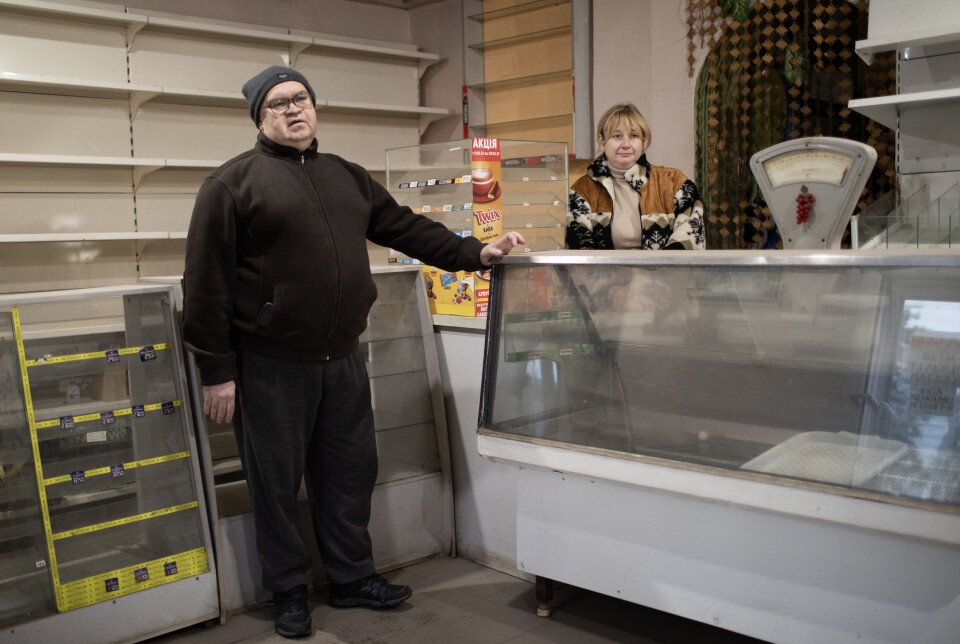 Serhii og Nataliia er tilbake i Kharkiv etter to år som internflyktninger et annet sted i landet. Bygningen de eier – med en liten dagligvarebutikk og bolig – fikk store skader etter at et russisk missil traff et nabohus, men ekteparet vil forsøke å gjenåpne butikken.