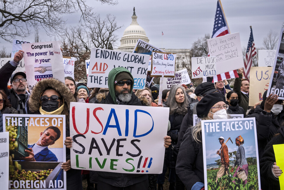Demonstranter protesterer mot Elon Musk og Donald Trumps avvikling av USAID, som er verdens største giver av humanitær bistand.