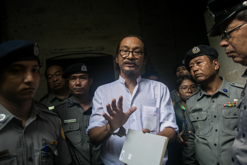 Filmregissøren og rettighetsaktivisten Min Htin Ko Ko Gyi snakket til journalister i Yangon, Myanmar, da han ble dømt til fengsel etter å ha kritisert militæret på Facebook i 2019.