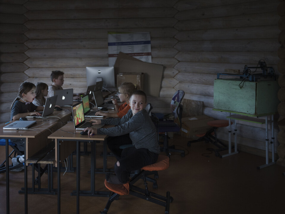 På ettermiddagen får barna dataundervisning – eller lov til å spille.