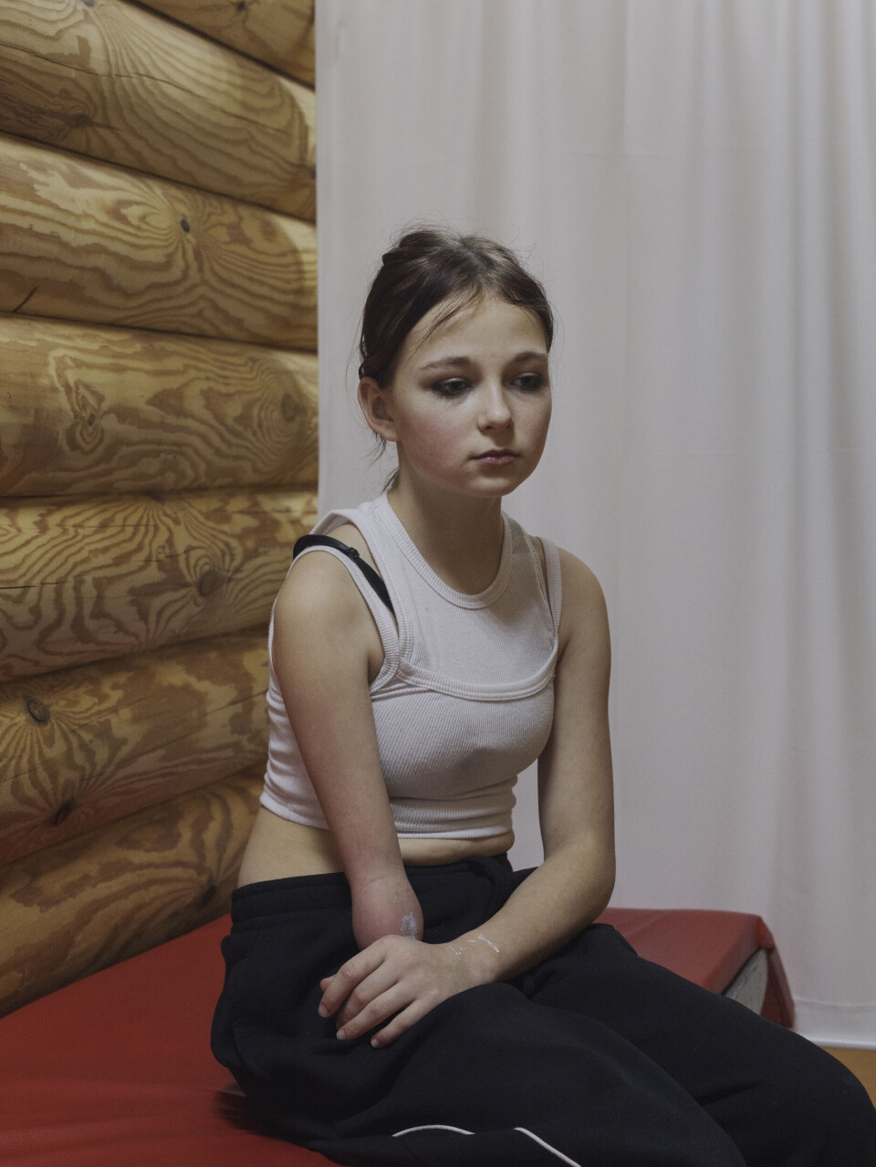 Viktoria (12) er på 7 Fields sammen med lillebroren. Faren deres var soldat og ble drept da han forsvarte Butsja i begynnelsen av krigen.