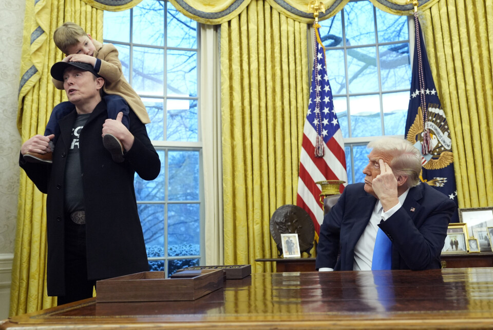 President Donald Trump (t.h.) lytter til Elon Musk, som har sønnen sin på skuldrene, i Det hvite hus 11. februar.