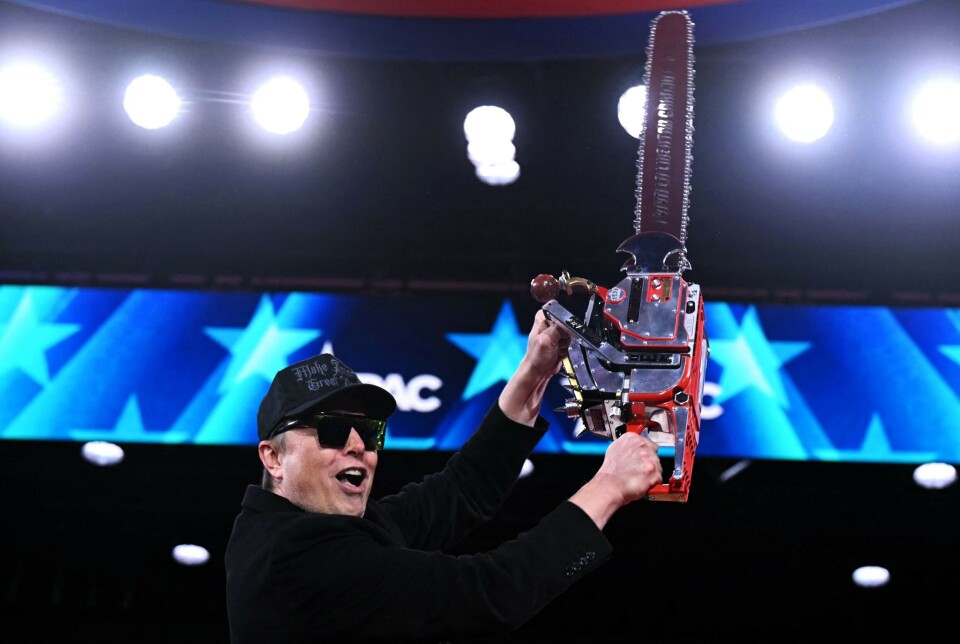 Elon Musk holdt opp en motorsag og ropte at den skal brukes på byråkratiet under en konferanse i Maryland, USA, 20. februar 2025.