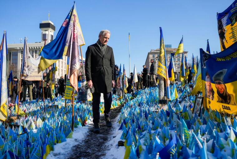 Statsminister Jonas Gahr Støre på Maidan-plassen i Kyiv i forbindelse med toppmøtet med europeiske ledere på treårsdagen for den russiske invasjonen mandag.