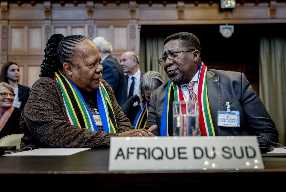 Sør-Afrikas tidligere utenriksminister Naledi Pandor (t.v.) og Sør-Afrikas ambassadør til Nederland Vusimuzi Madonsela i Den internasjonale domstolen (ICJ) 26. januar 2024. Da kom domstolen med en kjennelse i Sør-Afrikas-folkemordsak om at Israel måtte ta umiddelbare grep for å sikre grunnleggende tjenester og humanitær assistanse til befolkningen i Gaza.