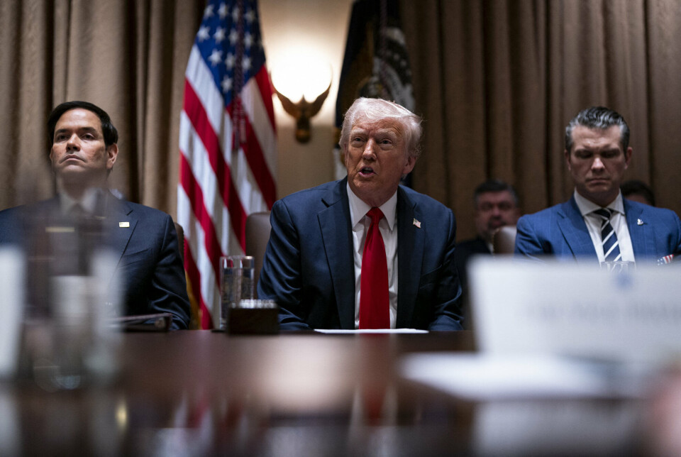 Trump-administrasjonen var onsdag samlet til regjeringsmøte. Fra venstre: utenriksminister Marco Rubio, president Donald Trump og forsvarsminister Pete Hegseth. Disse tre jobber nå i ekspressfart med å redusere USAs offentlige utgifter, herunder landets bistand.