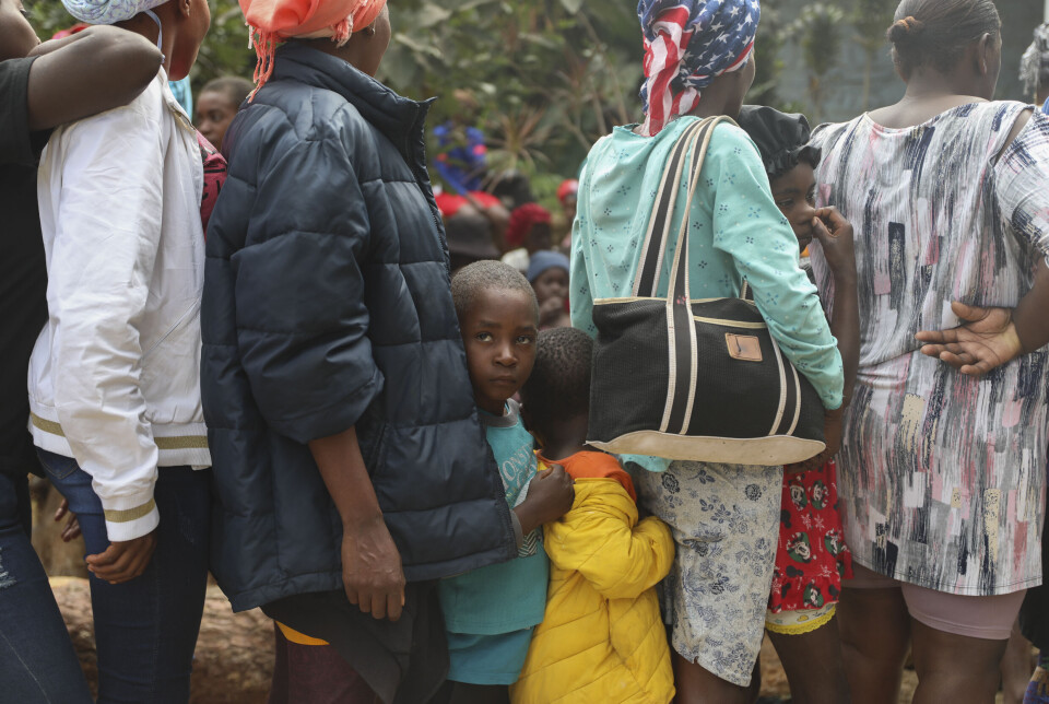 Haitiere i matkø på et senter for mennesker som er fordrevet av gjengvolden i Port-au-Prince. Haitis barn lider under volden, og flere av dem presses til å utføre oppgaver for de voldelige gjengene, ifølge Amnesty.