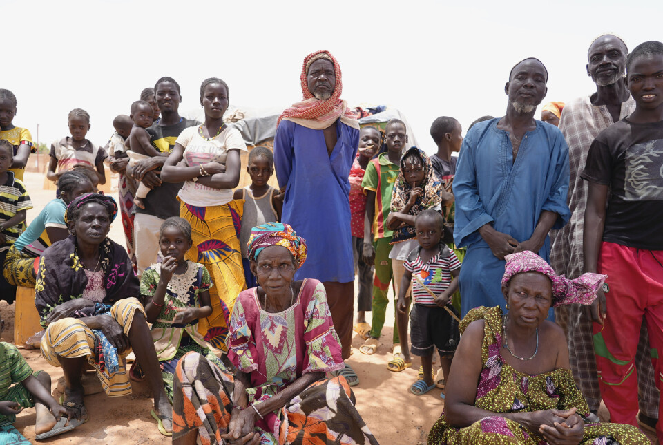 En gruppe internt fordrevne personer ventet på hjelp i Djibo, Burkina Faso, i mai 2022, da jihadistiske gruppers voldshandlinger drev mange mennesker på flukt. Jihadistiske grupper har etablert seg i flere land i Sahel-regionen de siste ti årene.