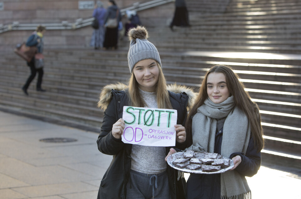 Operasjon Dagsverk er en årlig hjelpeaksjon som organiseres av Elevorganisasjonen. Bildet viser elevene Tiril Halvorsen (t.v) og Ulrikke Jantzen på Operasjon Dagsverk i Oslo i 2017.