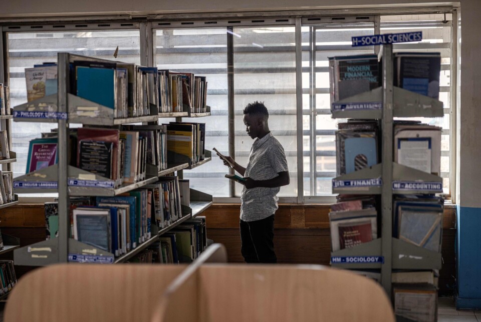 Innleggsforfatteren Arne Disch reagerer på Norads oppfølging av en rapport om kunnskapsbasert bistand. Bildet viser studenten Geoffrey Mboya på Mount Kenya-universitetets bibliotek i Kenya.