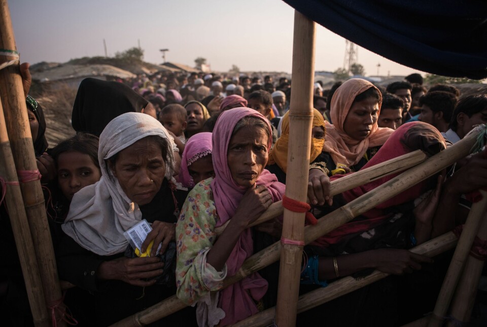 Mathjelpen til rohingya-flyktninger halveres fra neste måned på grunn av manglende finansiering, opplyser FN onsdag. Bildet viser rohingya-flyktninger fra Myanmar som venter på å motta mat i Cox's Bazar i Bangladesh i 2017.