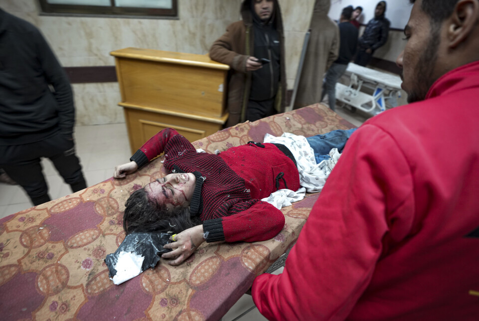 En palestinsk jente er brakt til al-Aqsa-sykehuset på Gazastripen etter et israelsk angrep tirsdag 14. januar i år.