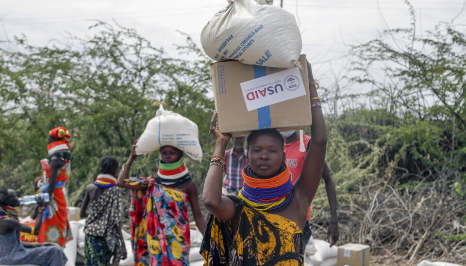 Innbyggere i Kachoda nord i Kenya bærer med seg mat de har fått fra USAID. Bildet er fra 2022.