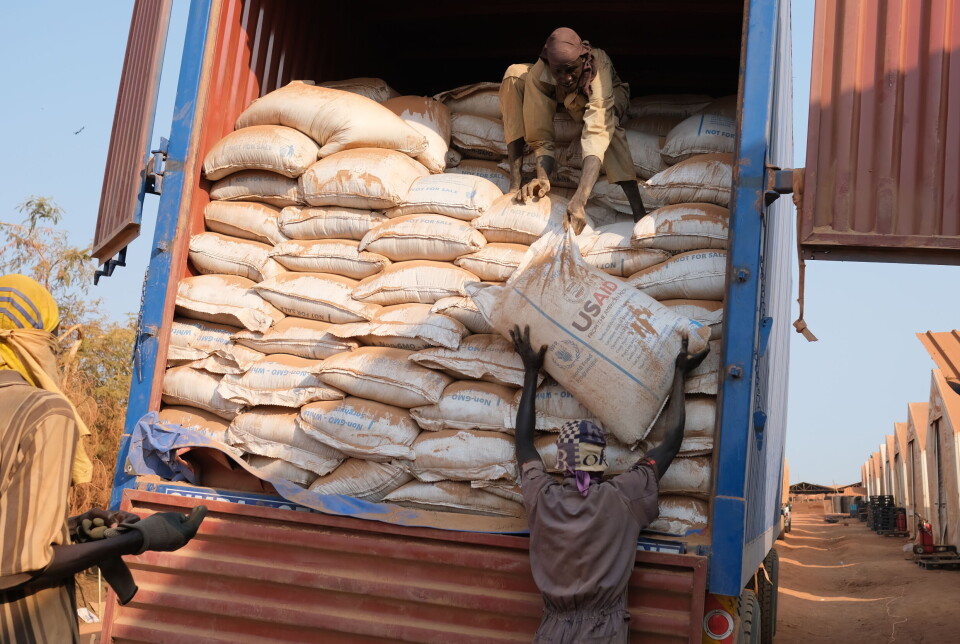 Hvete fra Ukraina og sorghum fra Tanzania ankommer Matvareprogrammets lagre i Bentiu. Ettersom Bentiu er omringet av flomvann har denne lasten kjørt en omvei som tar flere uker, gjennom flere av Sør-Sudans konfliktrammede delstater.